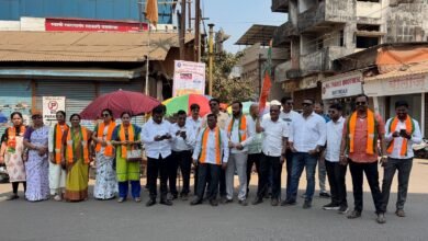 निषेध करताना कार्यकर्ते